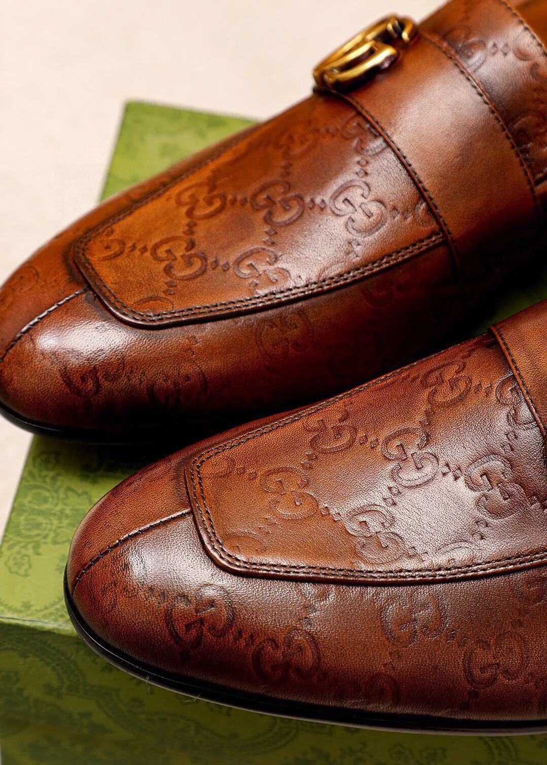 Men's shoes 💰442 💐 Product trademark: GUCCI "Gucci" casual leather shoes Regular size: 38-44 (45.46.47🉑️customized) Product materials: Selected imported first-layer calfskin embossed upper + classic hardware buckle, imported cowhide leather lining. Strong three-dimensional visual effect, original combination outsole Color: 2⃣️colors available